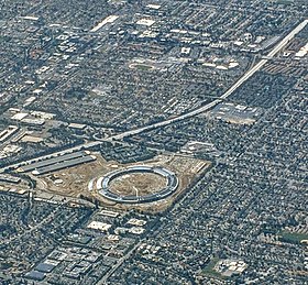 Apple Park (ұшақтан көрінісі), тамыз 2016. Apple Campus 1 оң жағындағы суреттің жоғарғы жағында көрінеді.