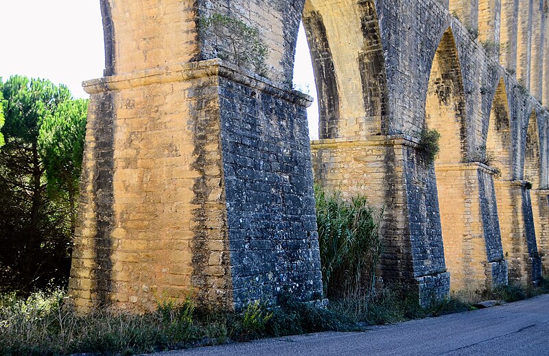 File:Aqueduto do Convento de Cristo, Tomar 18.jpg