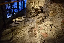 Veduta di un tratto della strada (cardo) e stratigrafia dal periodo romano all'età medievale e rinascimentale.