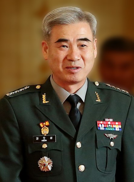 File:Army (ROKA) General Kwon Oh-sung 육군대장 권오성 (2013.9.27 군 장성 진급 및 보직 신고 (10047319483)).jpg