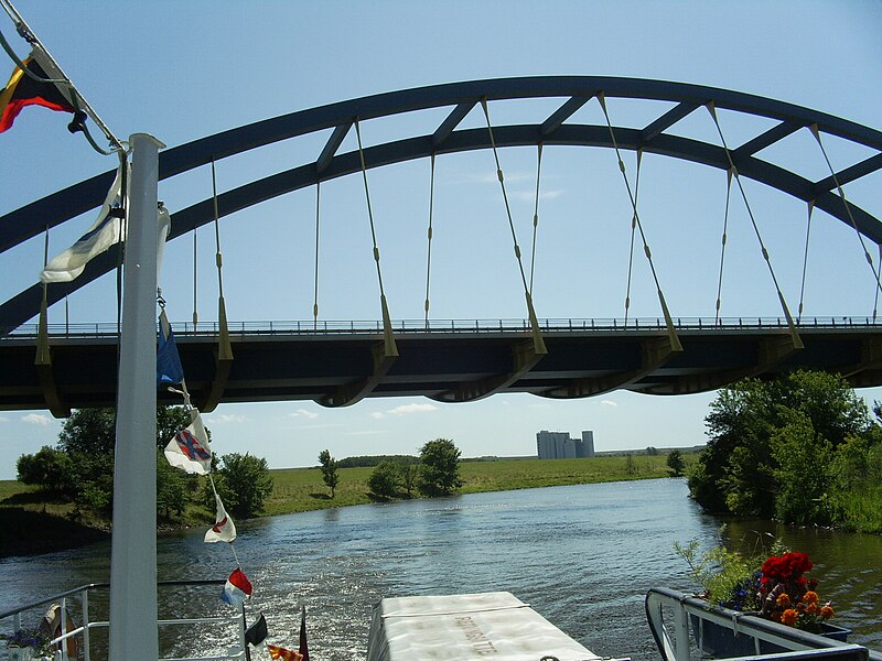Datei:Autobahnbrücke A14, Saale bei Plötzkau, hinten neue Mühle Alsleben.jpg