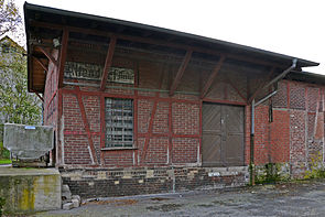 Erhaltenes Bahnhofsgebäude mit Schriftzug