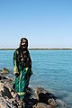 Дівчинка одягнута у "Bandari", традиційну місцеву сукню