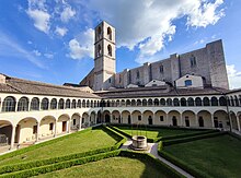 Cloister of the basilica Basilica di San Domenico (Perugia).jpg