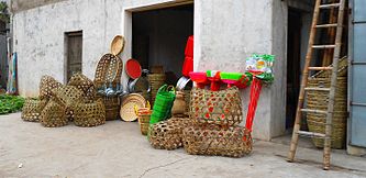 Baskets in Haikou: the flat baskets at center are for holding small fish or shrimp.