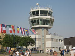 Batajnica Airshow sırasında Batajnica Hava Üssü kontrol kulesi, 2012.jpg