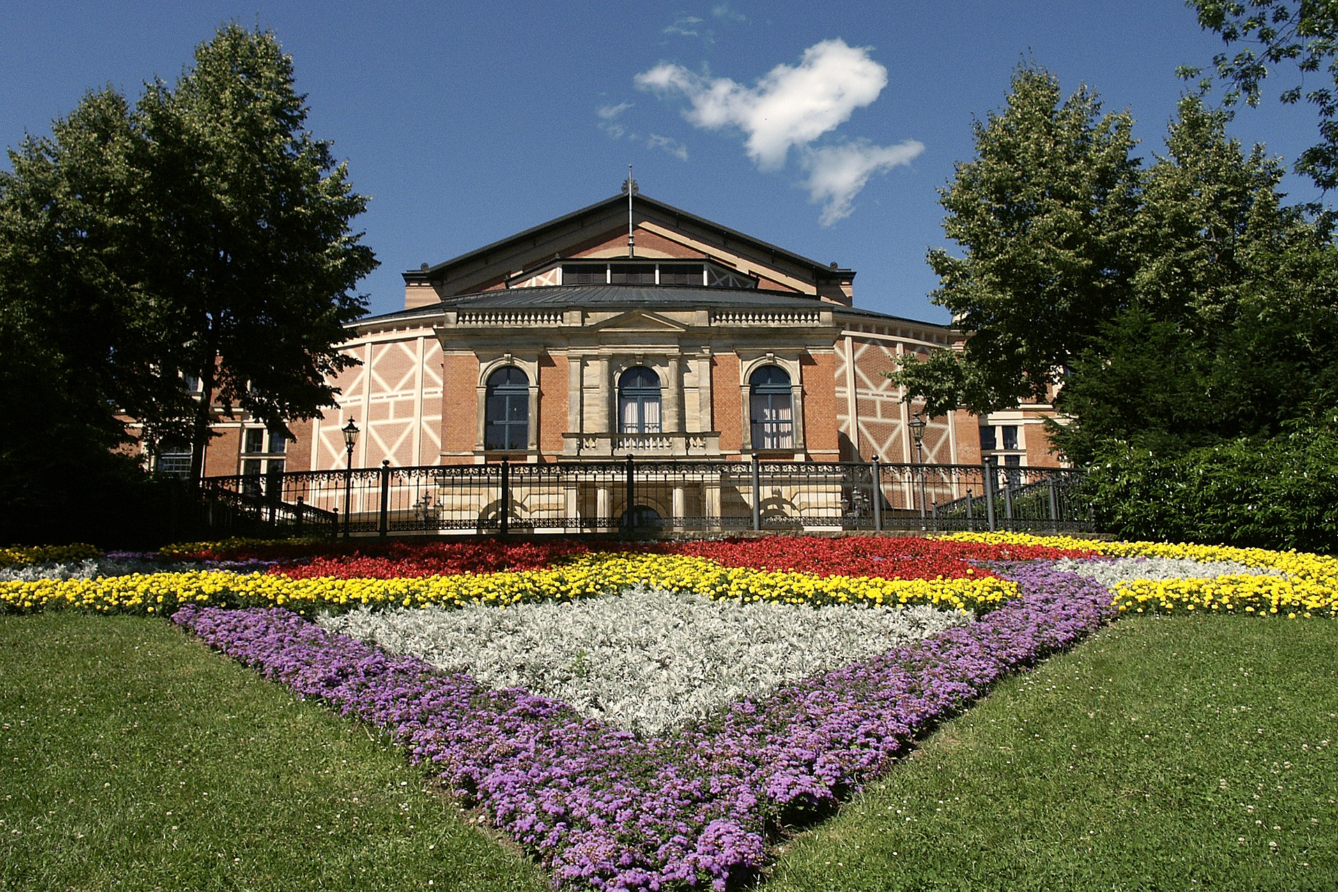 1920px-Bayreuth_Festspielhaus_2006-07-16