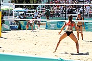 Deutsch: Beachvolleyball bei den Olympischen Jugendspielen 2018; Tag 9, 15. Oktober 2018; Mädchen, Viertelfinale: USA-Spanien 2–1 (21–19/17–21/15–9) English: Beach volleyball at the 2018 Summer Youth Olympics at 15 October 2018 – Girls Quarterfinals: USA-Spain 2–1 (21–19/17–21/15–9)