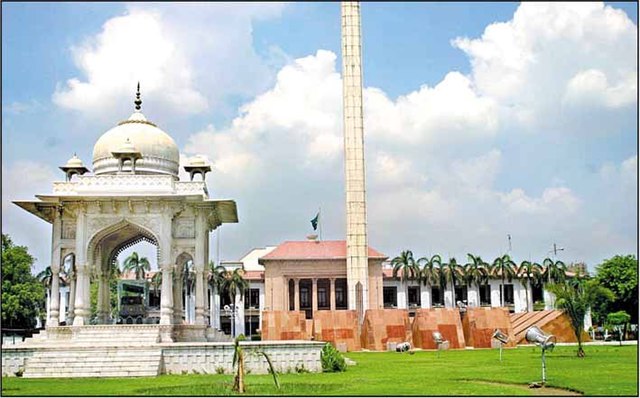 Beautiful view of Punjab Assembly Lahore - panoramio.jpg