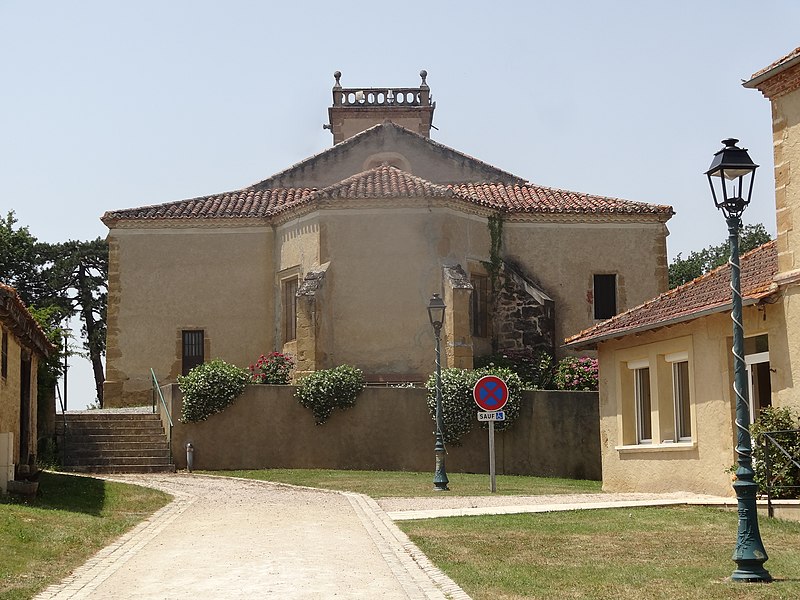 File:Belloc-Saint-Clamens 2019 13 - Espace aménagé et chevet de l'église de l'Assomption.jpg