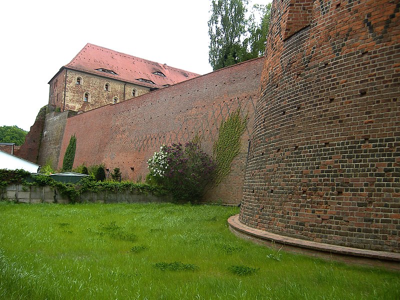 File:Belzig Burg Eisenhardt - panoramio.jpg