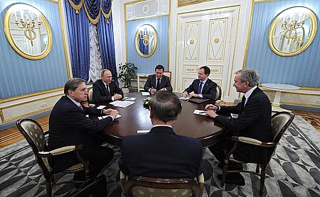 Tập_tin:Bernard_Arnault_and_Vladimir_Putin.jpg