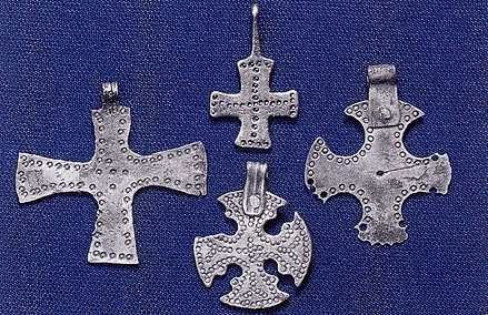 Crosses found. Крест 10 век Скандинавия. Скандинавский крест. Нательный крест викингов. Нательный крест 10 века.