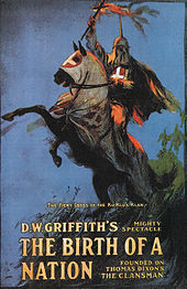 Театральный плакат к фильму «Рождение нации», изображающий человека в капюшоне, несущего горящий крест на спине лошади.