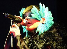 Björk v roce 2003 v obvyklém koncertním kostýmu