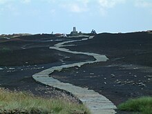 Fotografia di un sentiero in pietra posato su un terreno paludoso