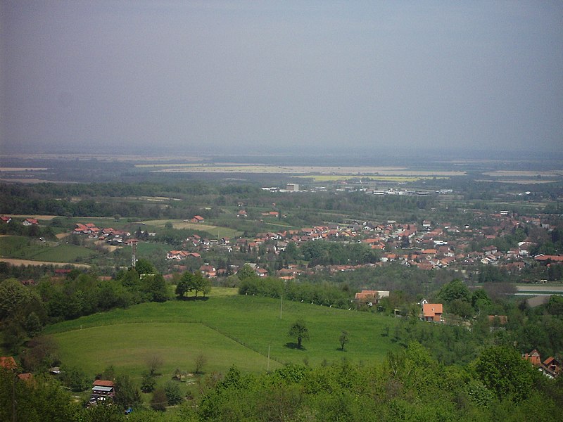 File:Blick von oben auf Orahovica.jpg