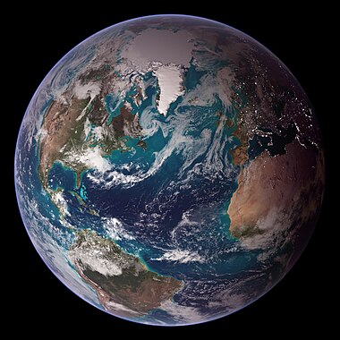 Mosaico de fotografias do hemisfério ocidental, projetadas em uma esfera e processadas. Com base em dados de múltiplas missões de satélite (nem todos coletados ao mesmo tempo), uma equipe de cientistas e artistas gráficos da NASA criou camadas de dados globais para tudo, desde a superfície terrestre até o gelo marinho polar, até a luz refletida pela clorofila nos bilhões de plantas microscópicas que crescem no oceano. Eles envolveram essas camadas em torno de um globo, colocaram-no contra um fundo preto e simularam a borda nebulosa da atmosfera da Terra que aparece na fotografia da Terra feita por astronautas. (definição 3 718 × 3 718)
