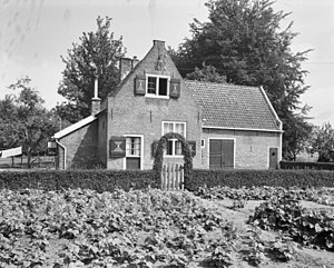 Vooraanzicht van boerderij met de moestuin op de voorgrond in Baarn.