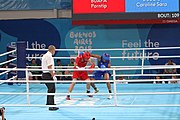 Deutsch: Boxen bei den Olympischen Jugendspielen 2018 Tag 12, 18. Oktober 2018 - Finale Leichtgewicht Mädchen – Junioren-Weltmeisterin und dreifache Juniorinnen-Europameisterin Caroline Sara DuBois (Großbritannien, blau) schlägt Juniorinnen-Asienmeisterin Porntip Buapa (Thailand, rot). English: Boxing at the 2018 Summer Youth Olympics on 18 October 2018 – Girls' lightweight Gold Medal Bout – Caroline Sara DuBois (Grat Britain, blue) wins over Porntip Buapa (Thailand, red). Español: Boxeo en los Juegos Olímpicos Juveniles de Verano de 2018 en 18 de octubre de 2018 - Combate de medalla de oro de peso ligero para niñas - Caroline Sara DuBois (Gran Bretaña, azul ) gana sobre Porntip Buapa (Tailandia, rojo).