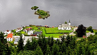 Bruvik kirkested fra veien opp til Bruvikdalen.jpg