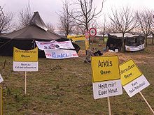 Protest von Tagebaugegnern der Anti-Kohlekraft-Bewegung auf einer Obstwiese des BUND am Grubenrand von Garzweiler II bei Otzenrath BundOtzenrath08.jpg