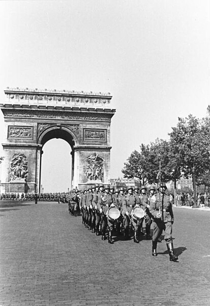 File:Bundesarchiv Bild 101I-751-0067-34, Paris, Parade deutscher Soldaten.jpg