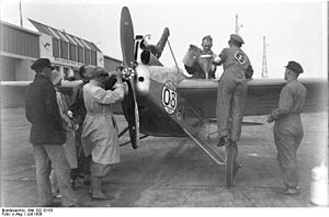 Bundesarchiv Bild 102-10153، Berlin، Internationaler Europa-Rundflug.jpg