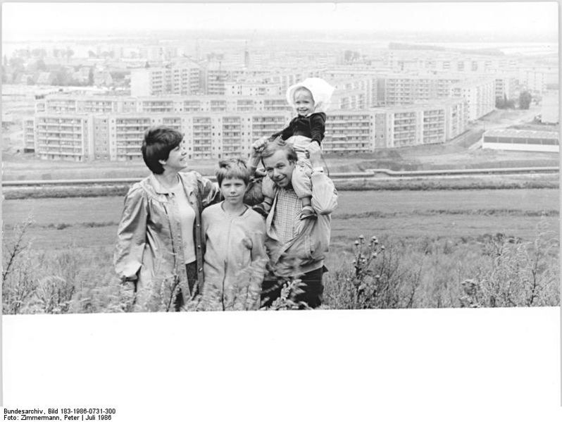 File:Bundesarchiv Bild 183-1986-0731-300, Berlin-Hellersdorf, Familie Stegemann.jpg