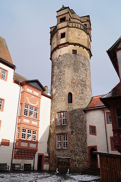 Datei:Burg Ronneburg Bergfried 2015.jpg