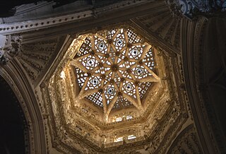 Cimborrio de la catedral de Burgos]]Las [[cúpula}}