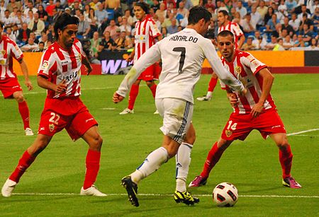 Tập_tin:C.Ronaldo_face_à_Antonio_Luna_Rodríguez_et_Fabián_Vargas.jpg