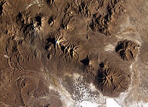 Tata Sabaya (center right) between the three chain of Cabaraya and the two peaks of Cerro Pariani and Cerro Pumiri (right) (photo of the ISS expedition 9)