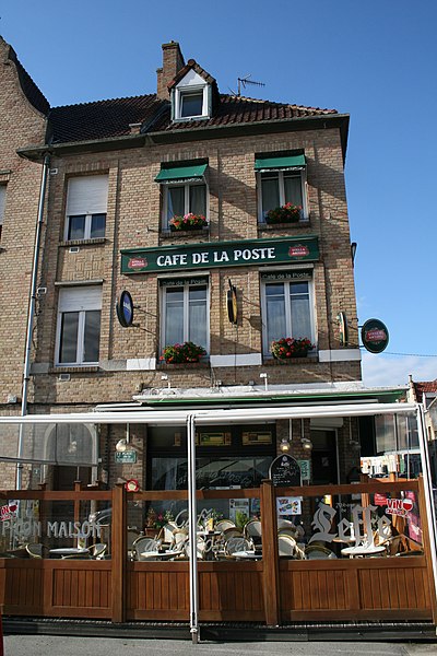 File:Café de la Poste à Bergues (Nord).JPG