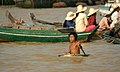 Cambodia-Tonle Sap-184-Junge in Wanne-2007-gje.jpg