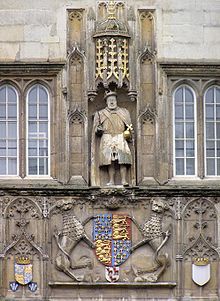 Henry VIII holding chair leg place by Norman de Bruyne; the Great Gate of Trinity College, Cambridge CambridgeTrinityGreatGate.JPG