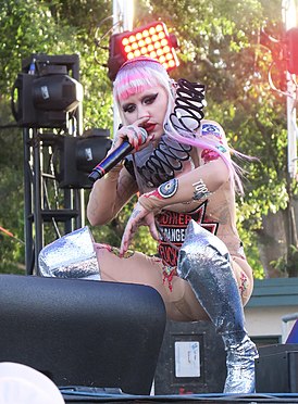 Candy esiintyy L.A. Pridessa 2017.jpg