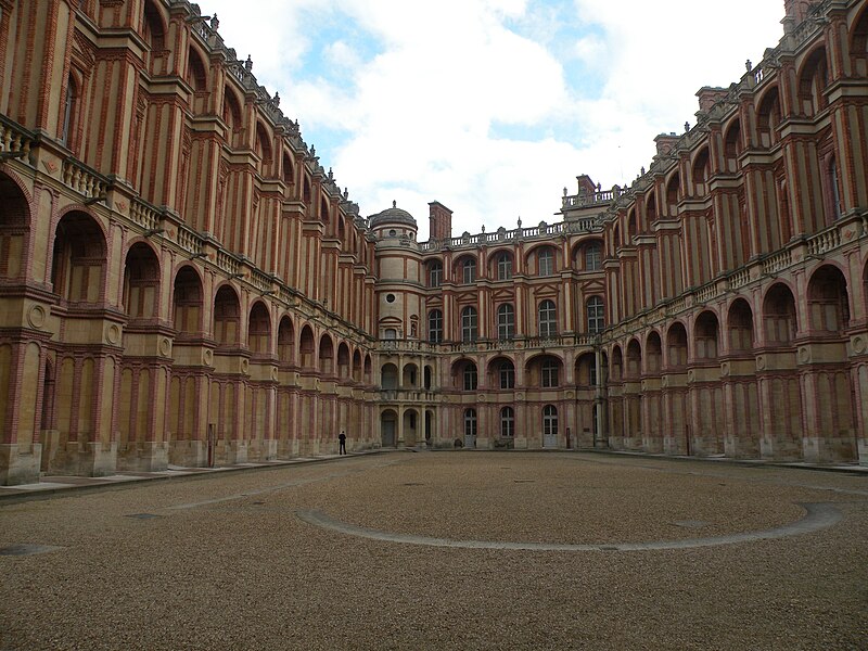 File:Château Vieux de Saint-Germain-en-Laye cour 1.JPG