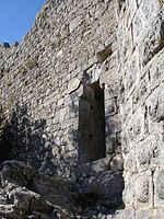 Tajné dveře terna ve zdi hradu Puyloran