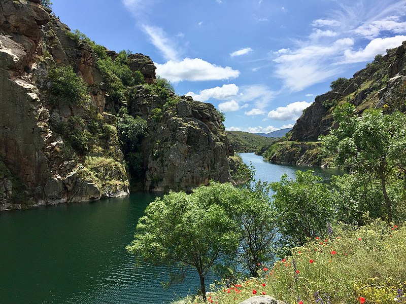 File:Cola del embalse de El Atazar, Madrid, España 8.jpg