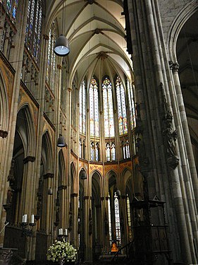 Interior ujung timur Abad Pertengahan, menunjukkan ketinggian yang ekstrim