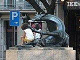 Català: Coqueta, coneguda popularment com La girafa. Rambla Catalunya amb av. Diagonal (Barcelona). Escultor: Josep Granyer, signada. Material: bronze. 1972. This is a photo of public art indexed in the cataloge Art Públic of Barcelona (Spain) under the code number 2029-1 (prefixed with territorial id: 08019/2029-1) Object location 41° 23′ 44.34″ N, 2° 09′ 25.96″ E  View all coordinates using: OpenStreetMap