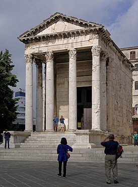 Kroatië Pula Tempel van Roma en Augustus 2014-10-11 11-30-05.jpg