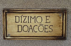 Dízimo e doações. (placa na igreja Matriz São Pedro em Gramado - Brasil)