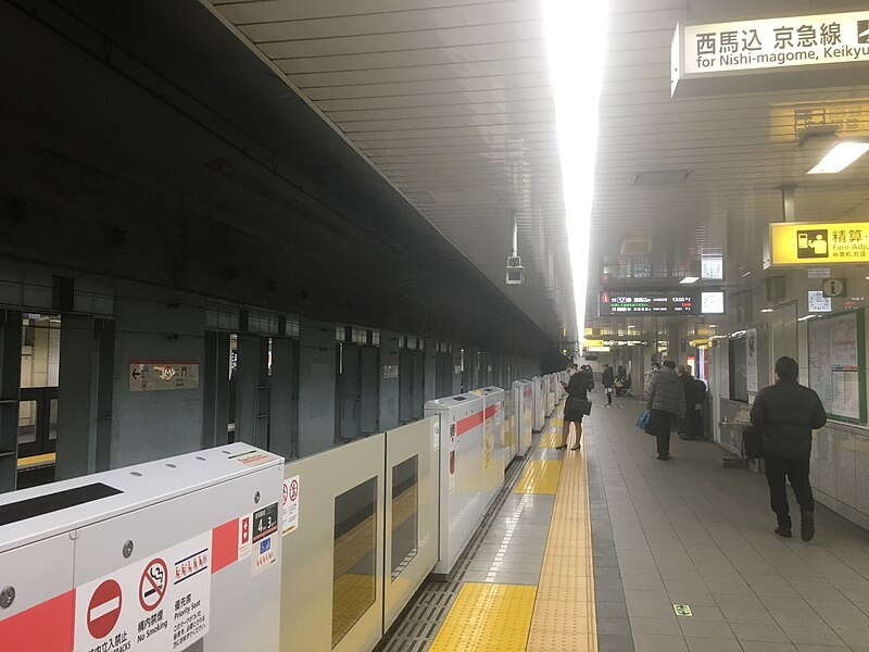 File:Daimon Station - Asakusa Line - Tokyo - platform and platform doors - Feb 10 2020 150pm 13 52 52 149000.jpeg