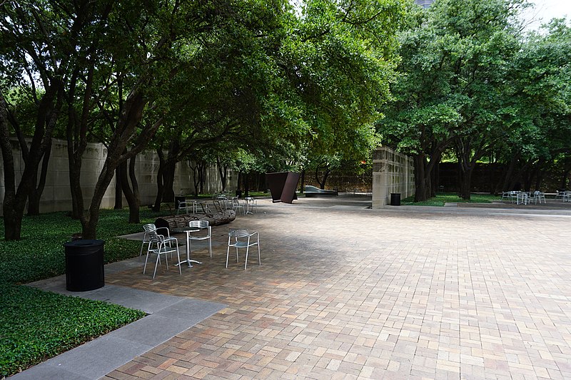 File:Dallas Museum of Art July 2015 10 (Sculpture Garden).jpg