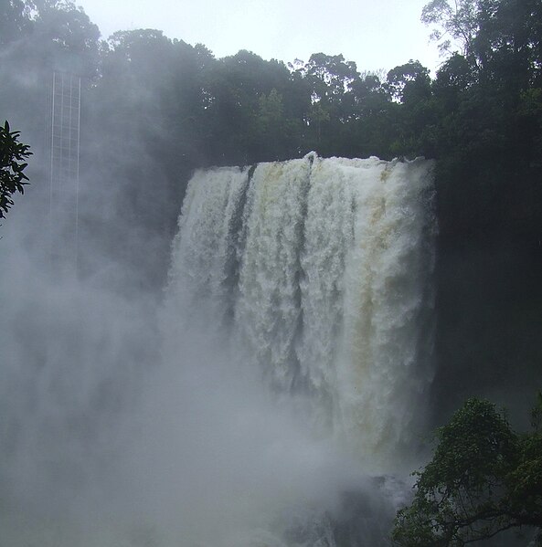 File:Dam Bri waterfall.jpg