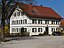 Dasing, Ortsteil Rieden, Dorfstr. 29: Wohnhaus eines Dreiseitenhofes aus dem Jahr 1888 mit Putzgliederung. Ansicht von SW