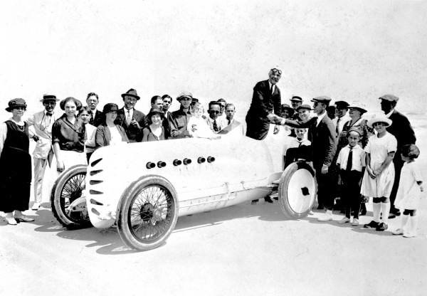 Sig Haugdahl shaking hands with Mayor Guy S. Bailey of Daytona Beach