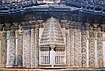 ಅಮೃತಪುರ ಅಮೃತೇಶ್ವರ ದೇವಸ್ಥಾನದಲ್ಲಿರುವ ಮಂಟಪ ಹೊರಗಿನ ಗೋಡೆಯ ಮೇಲೆ ಬಾಸ್-ರಿಲೀಫ್‌ನಲ್ಲಿ ಅಲಂಕಾರಿಕ ಸುತ್ತುತ್ತದೆ